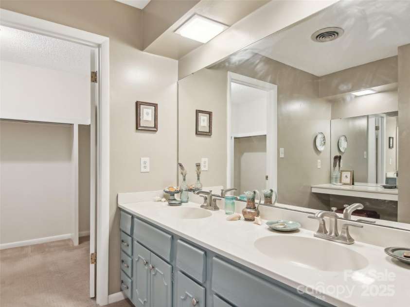 502 Crowfields Lane, Asheville, NC 28803.  MLS# CAR4239571, YatesRealty ID 6818. 