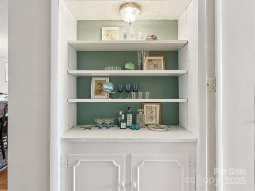 502 Crowfields Lane, Asheville, NC 28803.  MLS# CAR4239571, YatesRealty ID 6818. Great built in areas