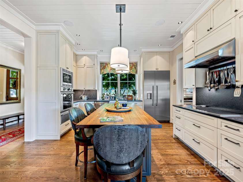 3 Bayonne Trail, Asheville, NC 28804.  MLS# CAR4262687, YatesRealty ID 682. Thermador Appliances