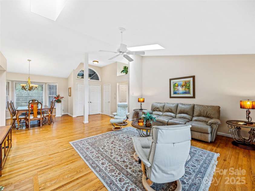 811 Sunlight Ridge, Hendersonville, NC 29792.  MLS# CAR4303140, YatesRealty ID 682. 