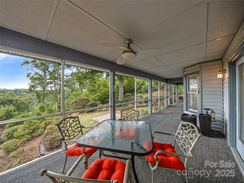 811 Sunlight Ridge, Hendersonville, NC 29792.  MLS# CAR4303140, YatesRealty ID 682. 