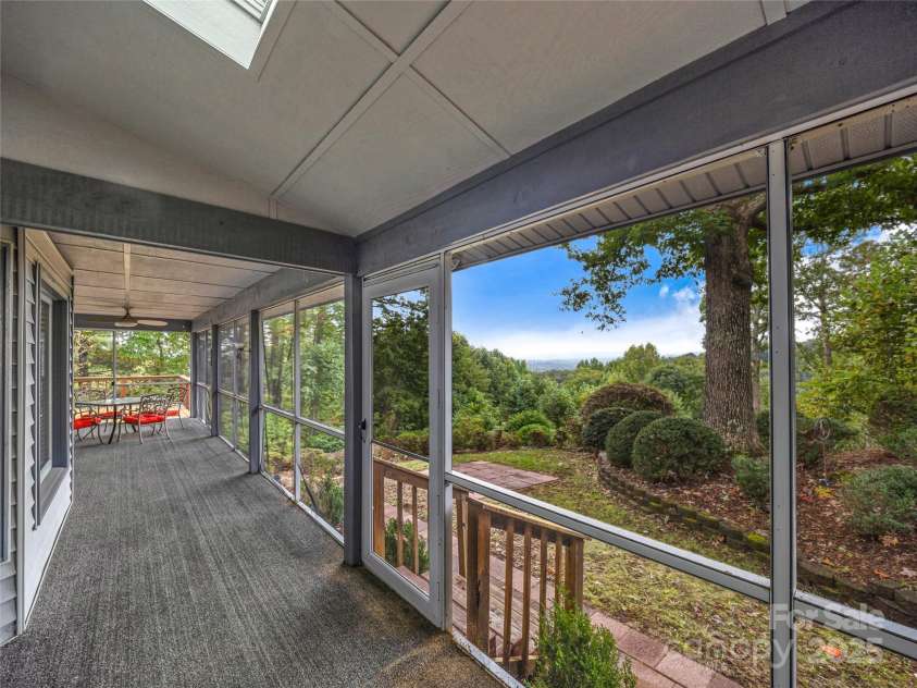 811 Sunlight Ridge, Hendersonville, NC 29792.  MLS# CAR4303140, YatesRealty ID 682. 