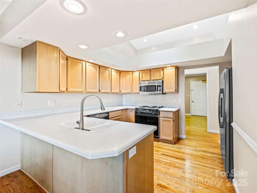 811 Sunlight Ridge, Hendersonville, NC 29792.  MLS# CAR4303140, YatesRealty ID 682. 