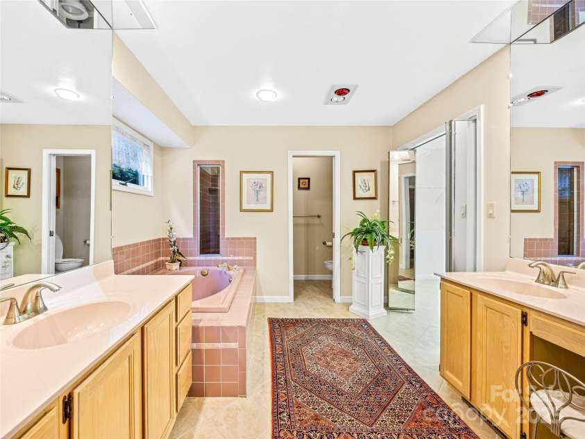 811 Sunlight Ridge, Hendersonville, NC 29792.  MLS# CAR4303140, YatesRealty ID 682. 