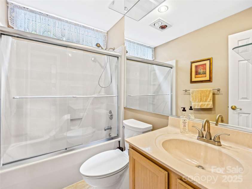 811 Sunlight Ridge, Hendersonville, NC 29792.  MLS# CAR4303140, YatesRealty ID 682. 