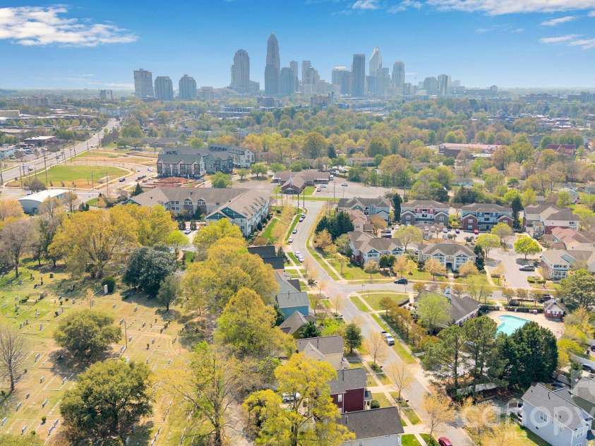 1206 Rising Oak Drive, Charlotte, NC 28206.  MLS# CAR4362312, YatesRealty ID 6820. 