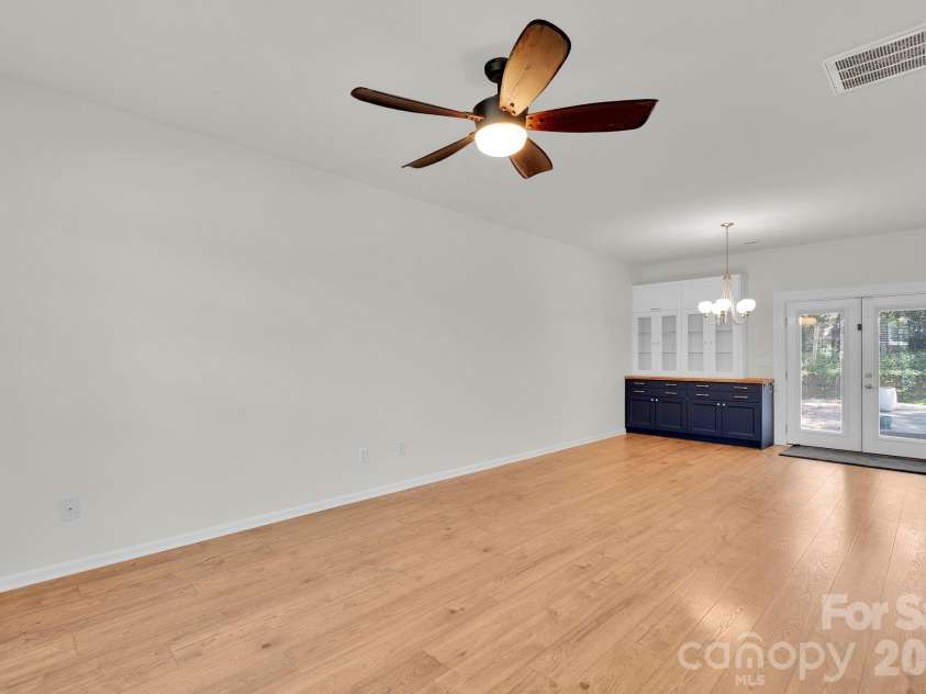 1206 Rising Oak Drive, Charlotte, NC 28206.  MLS# CAR4362312, YatesRealty ID 6820. 