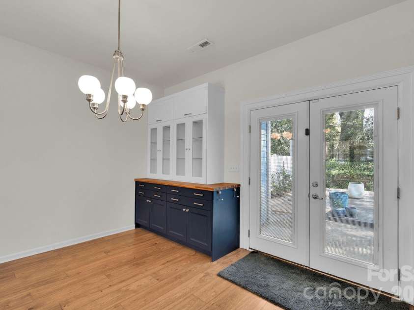 1206 Rising Oak Drive, Charlotte, NC 28206.  MLS# CAR4362312, YatesRealty ID 6820. 