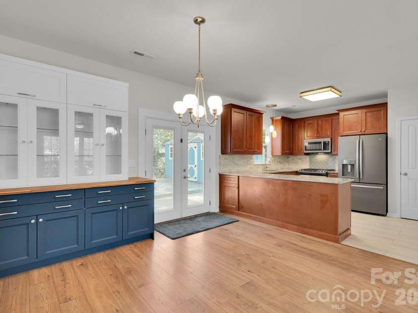 1206 Rising Oak Drive, Charlotte, NC 28206.  MLS# CAR4362312, YatesRealty ID 6820. 