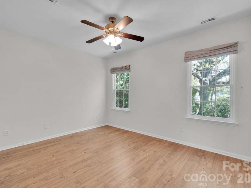 1206 Rising Oak Drive, Charlotte, NC 28206.  MLS# CAR4362312, YatesRealty ID 6820. 