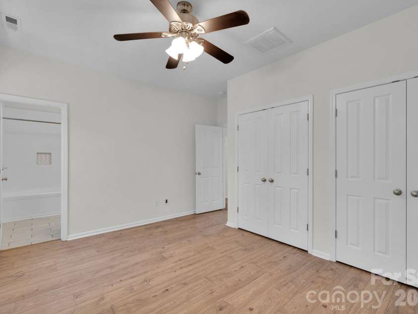 1206 Rising Oak Drive, Charlotte, NC 28206.  MLS# CAR4362312, YatesRealty ID 6820. 