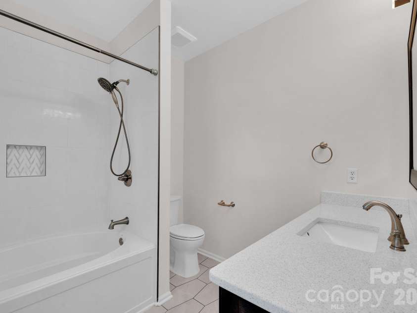 1206 Rising Oak Drive, Charlotte, NC 28206.  MLS# CAR4362312, YatesRealty ID 6820. 