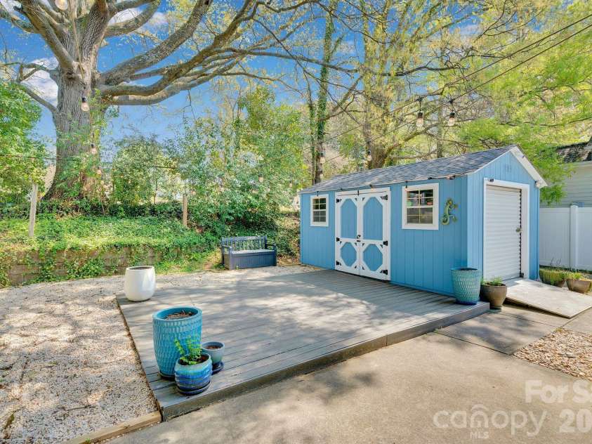 1206 Rising Oak Drive, Charlotte, NC 28206.  MLS# CAR4362312, YatesRealty ID 6820. 
