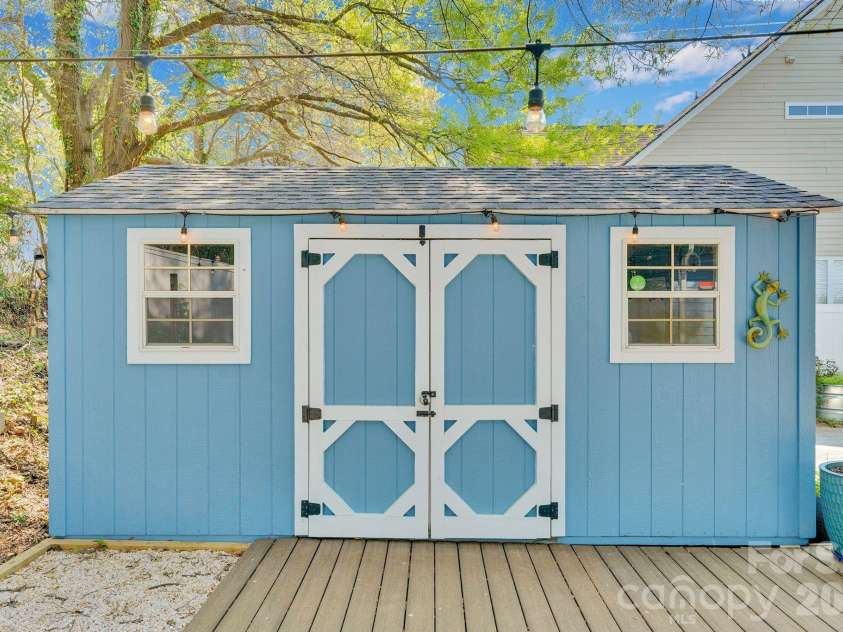 1206 Rising Oak Drive, Charlotte, NC 28206.  MLS# CAR4362312, YatesRealty ID 6820. 