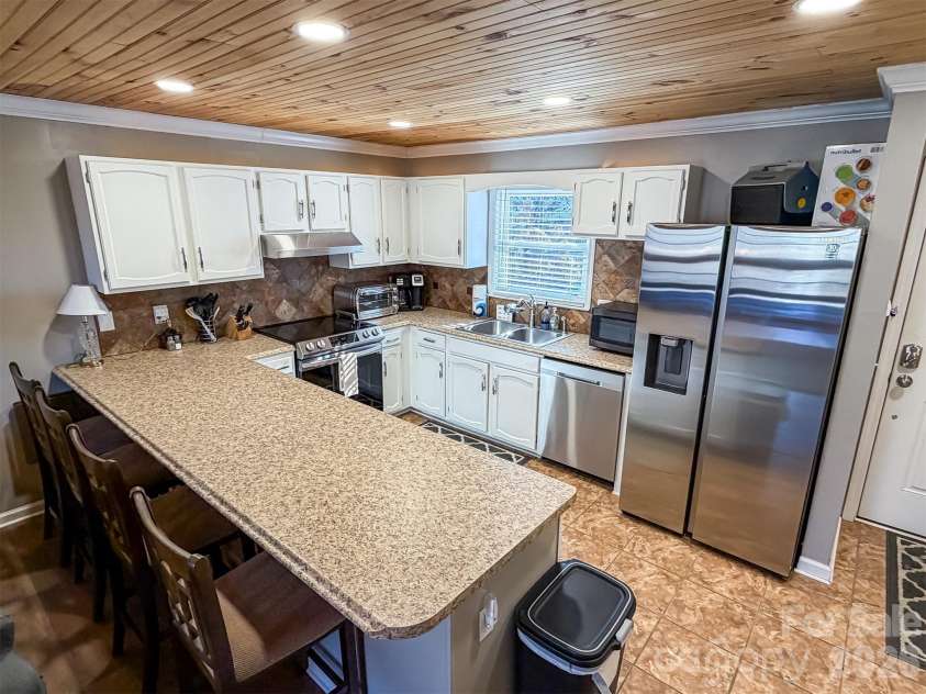 174 Grouse Moor Drive, Sugar Mountain, NC 28604.  MLS# CAR4336083, YatesRealty ID 6823. 