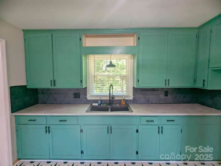 805 Mark Drive, Shelby, NC 28152.  MLS# CAR4245771, YatesRealty ID 6824. Kitchen