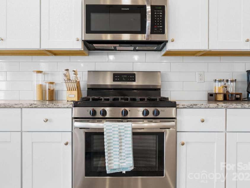 228 Brownstone Drive, Rock Hill, SC 29730.  MLS# CAR4246580, YatesRealty ID 6825. Gas stove