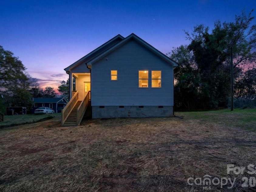 811 Craig Place, Shelby, NC 28150.  MLS# CAR4357072, YatesRealty ID 6825. 