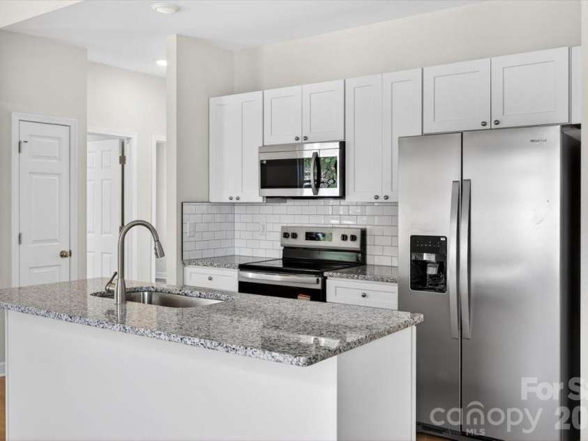 811 Craig Place, Shelby, NC 28150.  MLS# CAR4357072, YatesRealty ID 6825. Beautiful granite countertops
