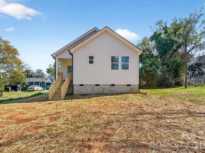 811 Craig Place, Shelby, NC 28150.  MLS# CAR4357072, YatesRealty ID 6825. Plenty of backyard space