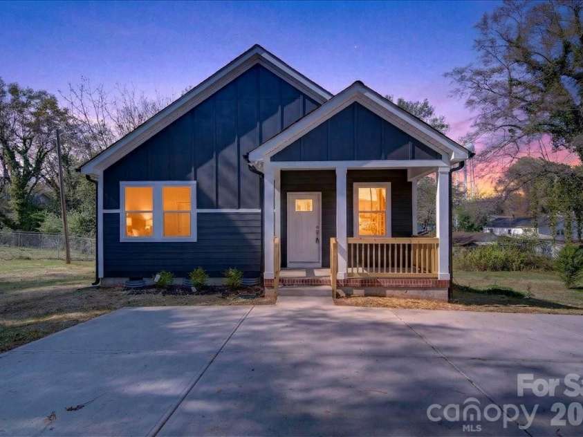 811 Craig Place, Shelby, NC 28150.  MLS# CAR4417974, YatesRealty ID 6825. 