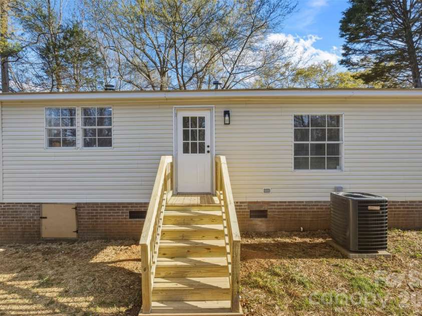 1123 Dallas Stanley Highway, Dallas, NC 28034.  MLS# CAR4359224, YatesRealty ID 6826. 