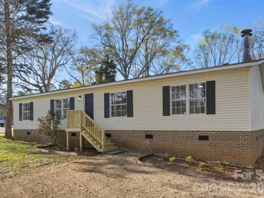 1123 Dallas Stanley Highway, Dallas, NC 28034.  MLS# CAR4359224, YatesRealty ID 6826. 