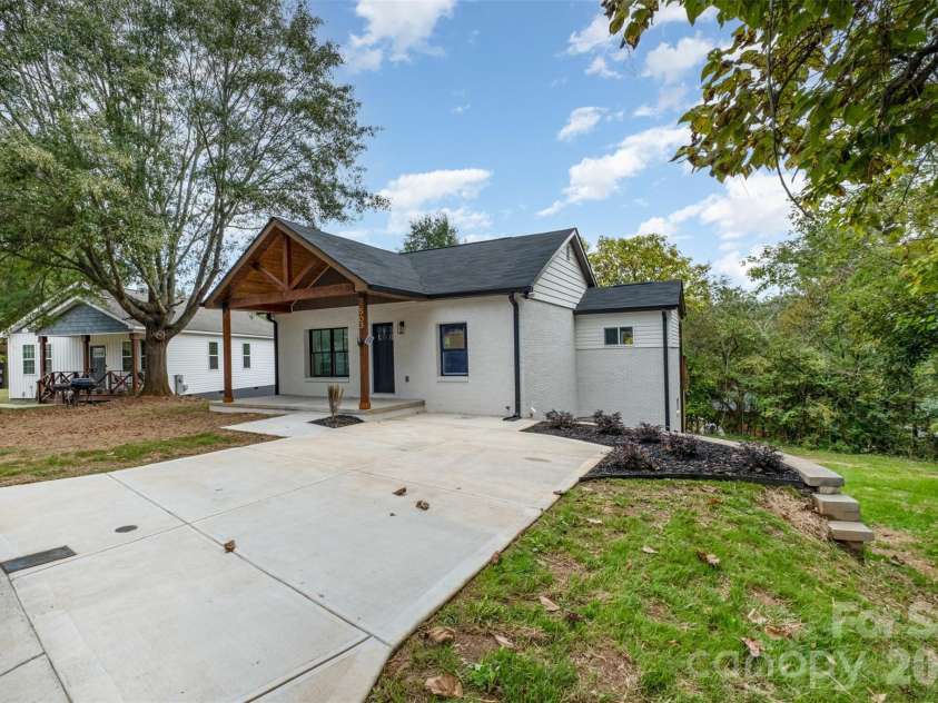 503 Circle Drive, Shelby, NC 28150.  MLS# CAR4356322, YatesRealty ID 6827. Concrete driveway for easy parking