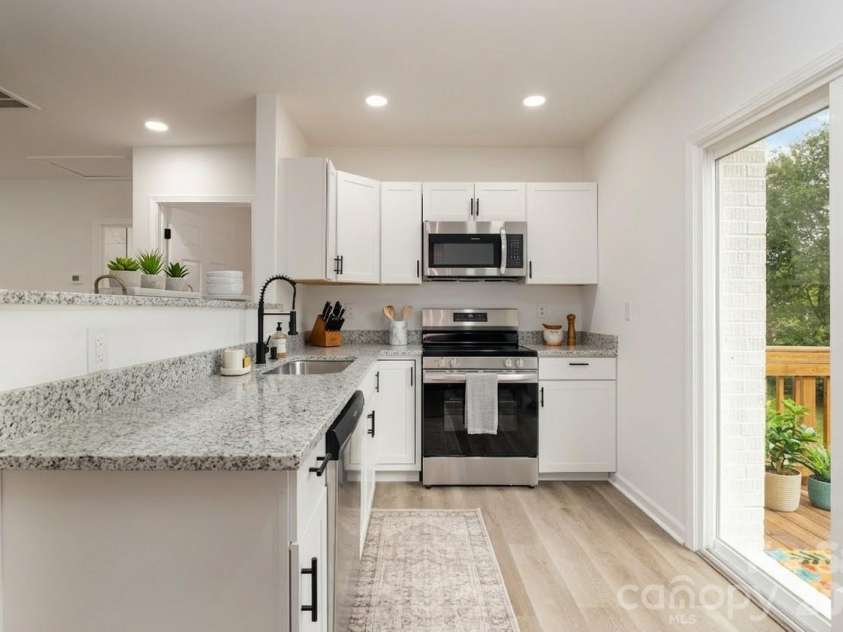503 Circle Drive, Shelby, NC 28150.  MLS# CAR4356322, YatesRealty ID 6827. Kitchen with stainless appliances
