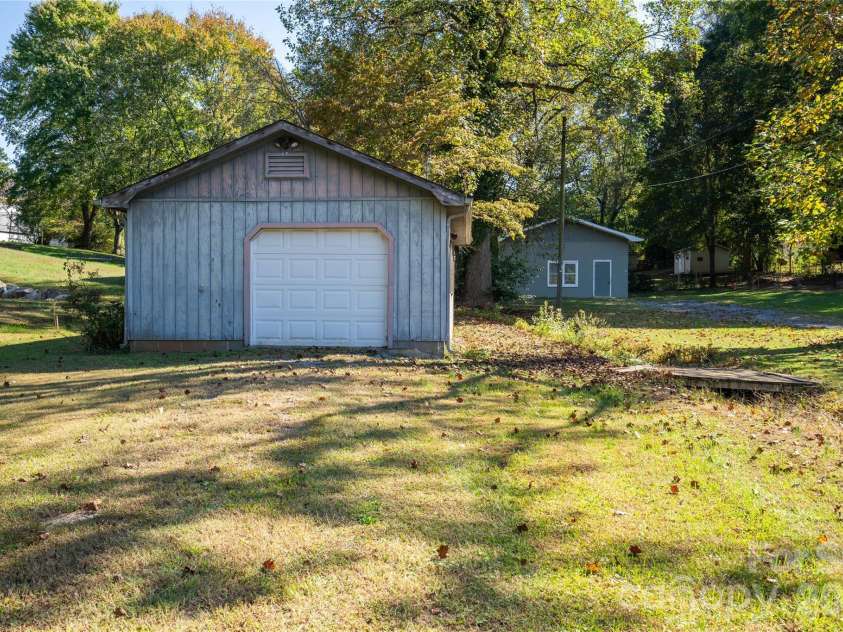 401 Little Street, Lincolnton, NC 28092.  MLS# CAR4311914, YatesRealty ID 6829. 