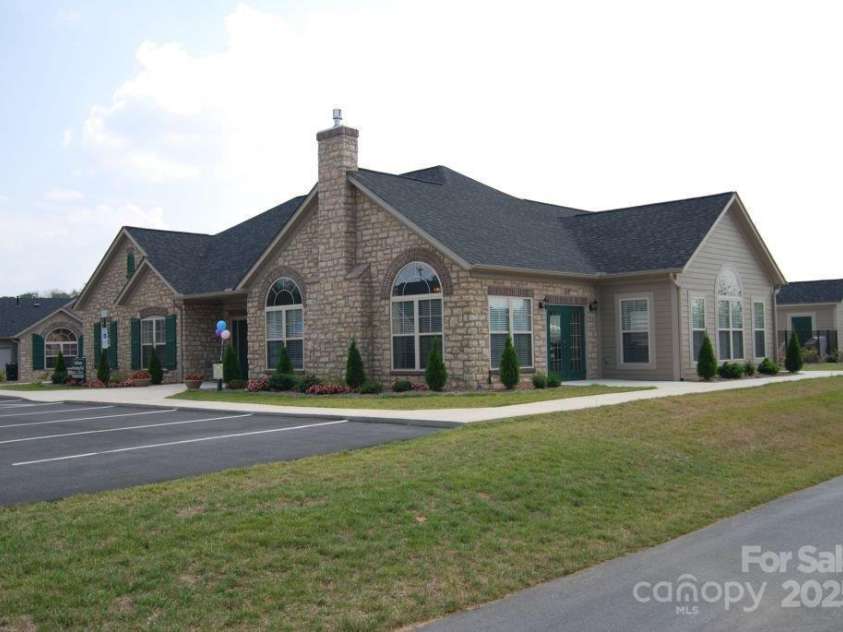 833 B Wynnshire Drive, Hickory, NC 28601.  MLS# CAR4149674, YatesRealty ID 6829. Clubhouse