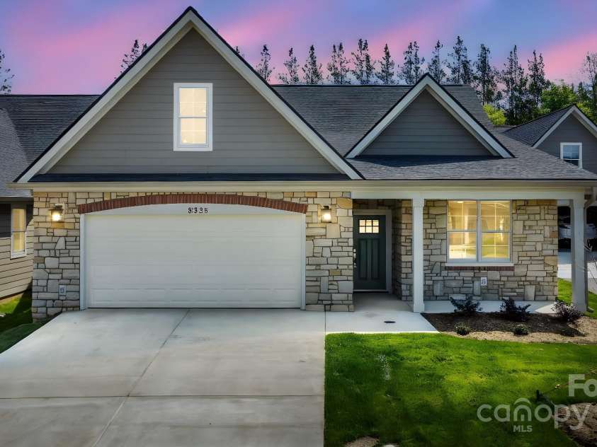 833 B Wynnshire Drive, Hickory, NC 28601.  MLS# CAR4149674, YatesRealty ID 6829. Front view