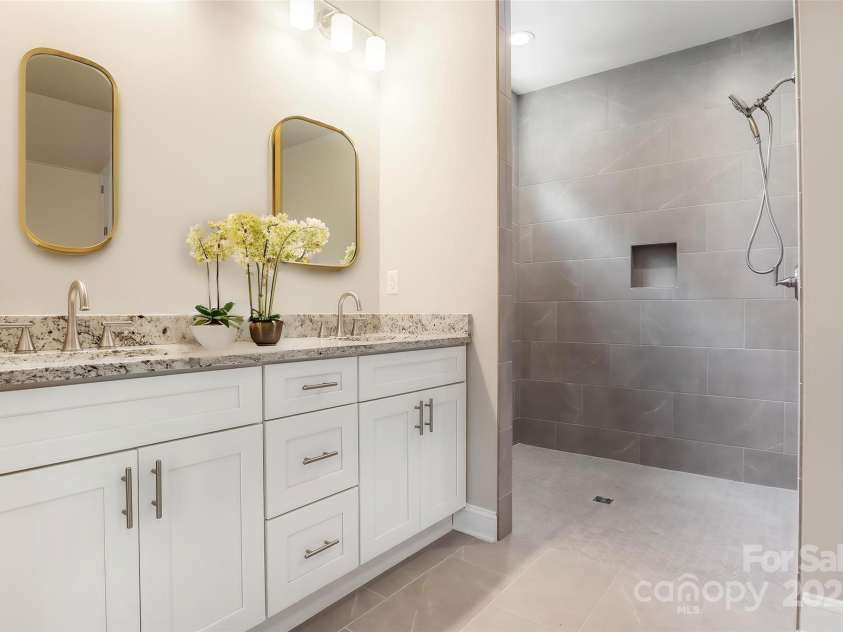 833 B Wynnshire Drive, Hickory, NC 28601.  MLS# CAR4149674, YatesRealty ID 6829. Primary bath