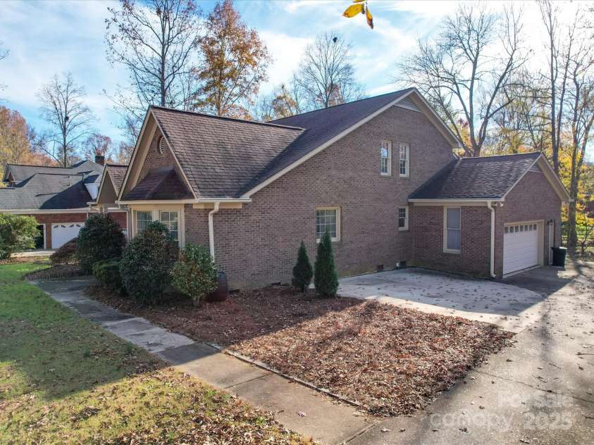 909 Woodhurst Drive, Monroe, NC 28110.  MLS# CAR4191822, YatesRealty ID 6831. 
