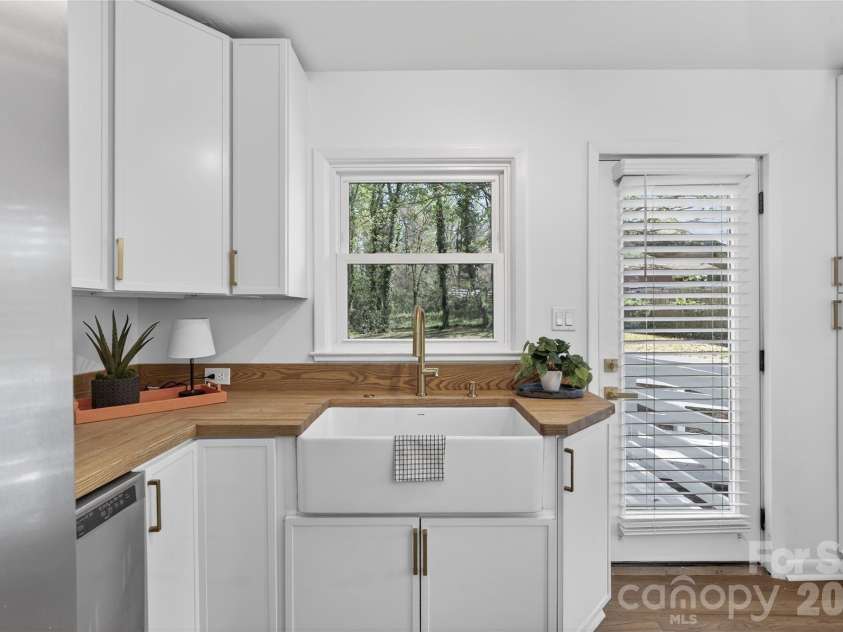 5412 Milhaven Lane, Charlotte, NC 28269.  MLS# CAR4395599, YatesRealty ID 6832. 