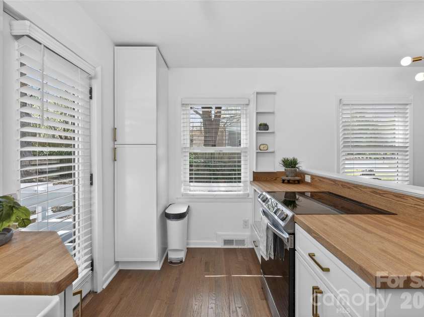 5412 Milhaven Lane, Charlotte, NC 28269.  MLS# CAR4414397, YatesRealty ID 6832. 