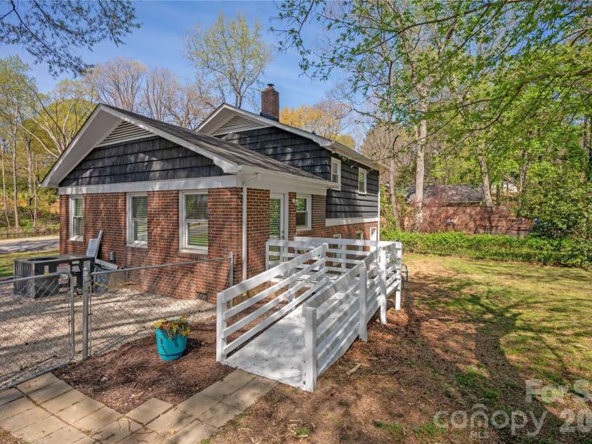 5412 Milhaven Lane, Charlotte, NC 28269.  MLS# CAR4414397, YatesRealty ID 6832. 