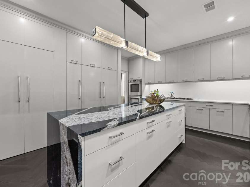 1550 High Street, Charlotte, NC 28211.  MLS# CAR4336777, YatesRealty ID 6834. 