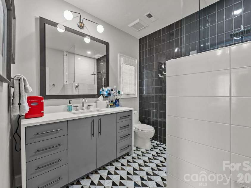 1550 High Street, Charlotte, NC 28211.  MLS# CAR4336777, YatesRealty ID 6834. 