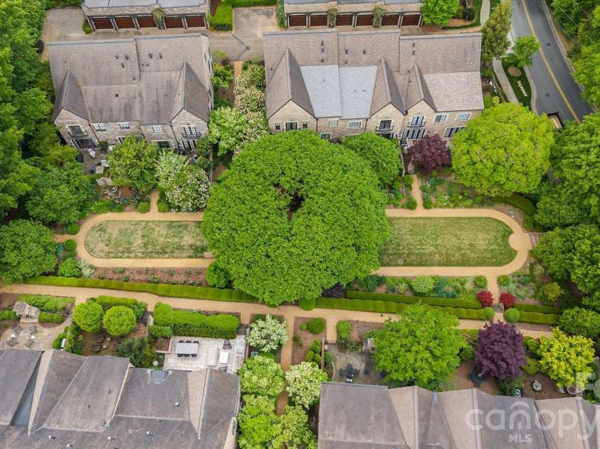 1550 High Street, Charlotte, NC 28211.  MLS# CAR4336777, YatesRealty ID 6834. Community Gardens