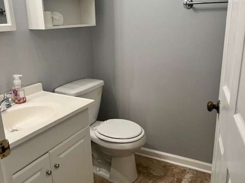 10244 Rose Meadow Lane, Charlotte, NC 28277.  MLS# CAR4339886, YatesRealty ID 6837. Hall Bath
