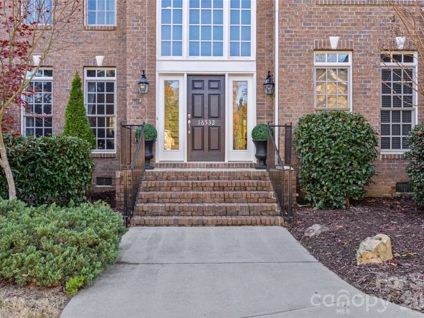 16532 Flintrock Falls Lane, Charlotte, NC 28278.  MLS# CAR4335603, YatesRealty ID 6839. 