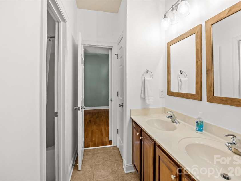16532 Flintrock Falls Lane, Charlotte, NC 28278.  MLS# CAR4335603, YatesRealty ID 6839. 