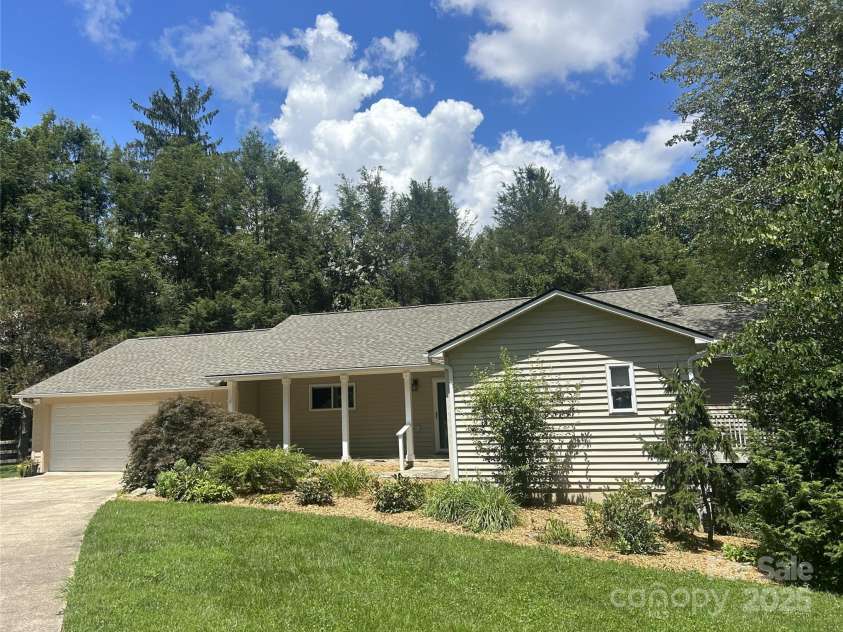 15 Beaverdam Knoll Road, Asheville, NC 28804.  MLS# CAR4283730, YatesRealty ID 684. This sweet home offers main floor living in the desired Beaverdam community.