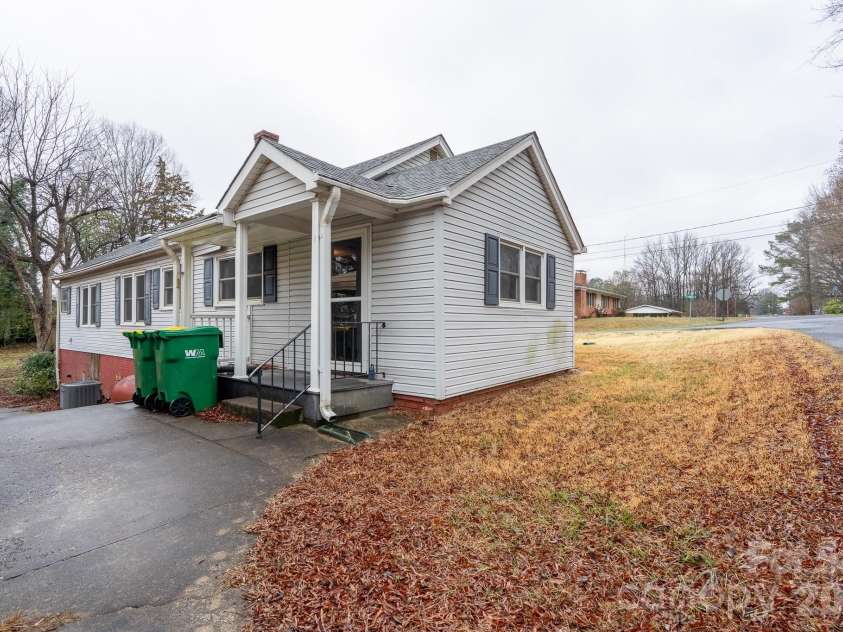 322 4th Street, Oakboro, NC 28129.  MLS# CAR4349811, YatesRealty ID 6840. 