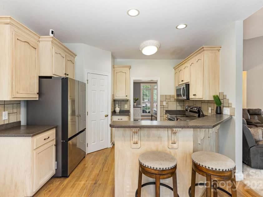 9404 Perimeter Court, Zebulon, NC 27597.  MLS# CAR4191333, YatesRealty ID 6842. An inviting L-shaped kitchen with sleek stainless steel electric appliances that add a modern touch to the space.