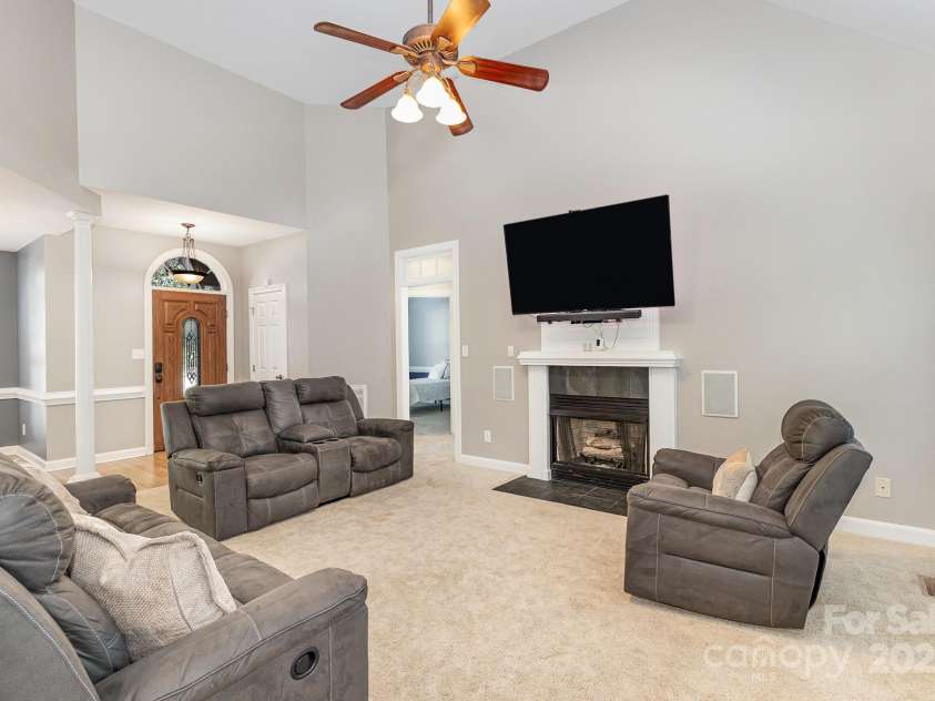 9404 Perimeter Court, Zebulon, NC 27597.  MLS# CAR4191333, YatesRealty ID 6842. Spacious living room filled with natural light, offering a warm and inviting atmosphere.