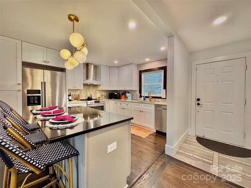 1521 Lanewood Place, Charlotte, NC 28208.  MLS# CAR4326904, YatesRealty ID 6843. Kitchen