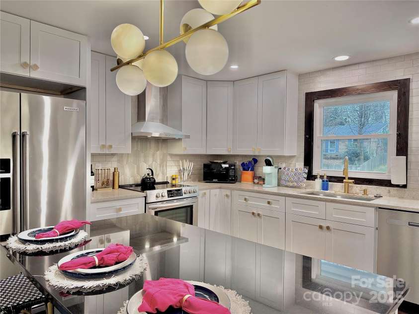 1521 Lanewood Place, Charlotte, NC 28208.  MLS# CAR4326904, YatesRealty ID 6843. Kitchen
