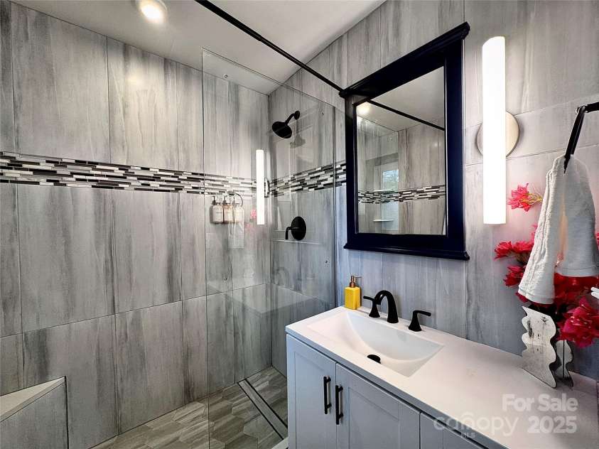 1521 Lanewood Place, Charlotte, NC 28208.  MLS# CAR4326904, YatesRealty ID 6843. Primary Bathroom 